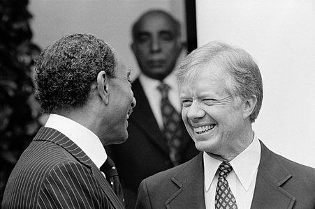 Camp David Sözleşmesi'nin geçerliğe girdikten sonra dönemin ABD başkanı Jimmy Carter Mısır cumurbaşkanı Enver Sedat ile (Beyaz Saray, Washington, 8 Nisan 1980). (Üreten: Leffler, Warren K., veya Trikosko, Marion S.)