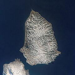 'n Satellietfoto van Sjoemsjoe. Die noordelikste punt van die eiland Paramoesjir kan links onder gesien word. Die Eerste Straat van die Koerile lê oor die boonste deel van die foto.