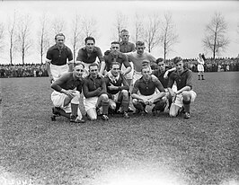 Stricker, zittend 3e van rechts, met VSV in 1947