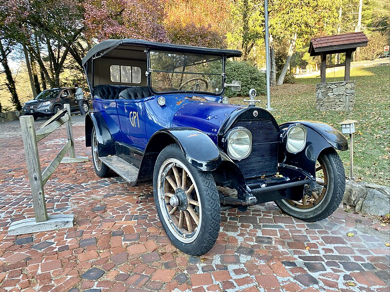 File:1917 Cadillac 7-Passenger Touring Car, Grove Park Inn, Grove Park-Sunset, Asheville, NC - 51853826395.jpg