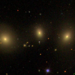 NGC 3161 (midden), NGC 3159 (rechts), en NGC 3163