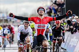 Aankomst Jens Debusschere in Waregem, Dwars door Vlaanderen 2016 - fotograaf Lieven De Cock.jpg