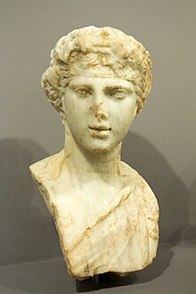Mramorová busta mladého Dionýza. Knossos, druhé storočie nášho letopočtu. Archeologické múzeum v Heraklione.