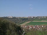 panoramo tra la valo de la rivereto Jagst, vilaĝo Bächlingen en la valo, al Langenburg