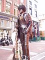 Phil Lynott taldeburuaren estatua Dublinen.