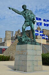 Robert Surcouf (capitaine corsaire) désignant l’Angleterre au large. Statue en Bronze d'Alfred Caravanniez,