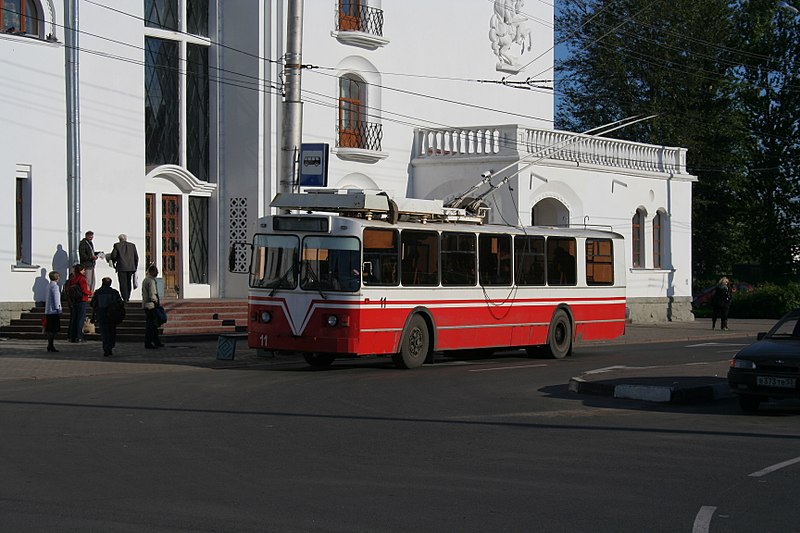 File:Novgorod - Trolley at main station.jpg