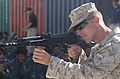 Cpl. do Corpo de Fuzileiros Navais dos EUA Cory J. Becker, da Golf Company, 2º Batalhão, 7º Regimento de Fuzileiros Navais, mostra que a Polícia Nacional Afegã recruta diferentes posições de tiro usando um fuzil de assalto AMD-65 em Lashkar Gah, Afeganistão, 3 de junho de 2008.