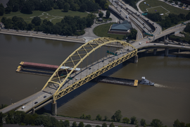 Cầu Fort Pitt, một cây cầu vòm dây cung hai tầng ở Pittsburgh, Pennsylvania, Hoa Kỳ