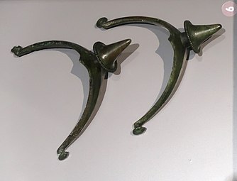 Paire d'éperons en bronze. 160-230 de notre ère. Rares objets déposés dans les tombes de la culture de Wielbark, Nord Pologne.