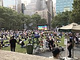 Foto vom Bryant Park mit vielen Besuchern, es ist ein Monitor aufgestellt, um dort später einen Film zu schauen.