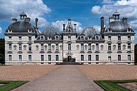 Le château de Moulinsart (vision d'artiste) et son modèle de Cheverny.