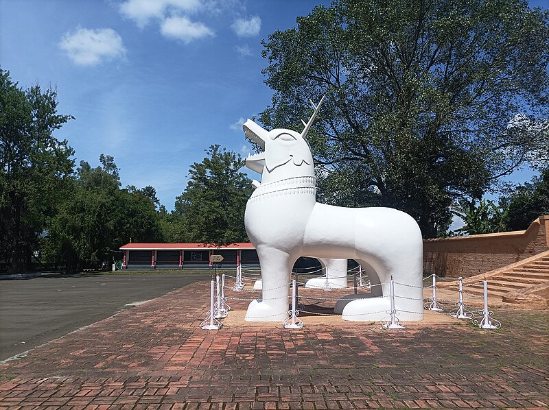 File:Classical colossal statues of Kanglasha (Kanglasa), the ancient Meitei guardian dragon lion deity, inside the Kangla Fort in Imphal, Kangleipak 02.jpg