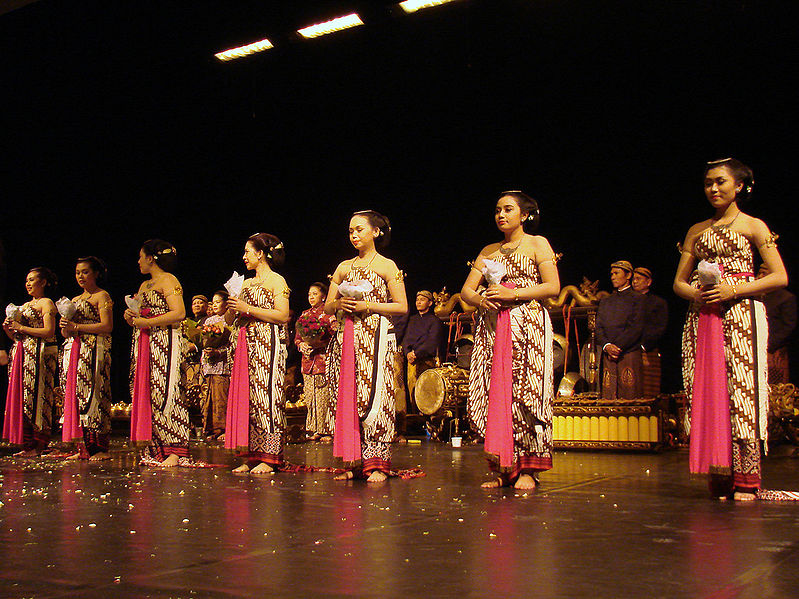 File:Flickr - dalbera - Bedhoyo, musique et danse traditionnelle d'Indonésie (festival de l'imaginaire).jpg