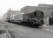 Rangeerlocomotief 665 met een aantal wagens met opleggers van vrachtauto's (z.g. Kangourou-vervoer) op de Wilhelminakade te Rotterdam in 1963.