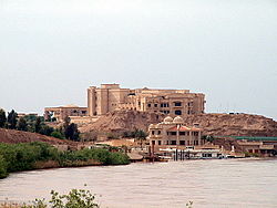 Pandangan dari utara sepanjang Sungai Tigris menuju istana Presiden Saddam pada April 2003