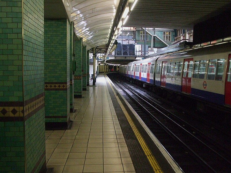 File:Aldgate station Metropolitan platform 2 look south.JPG