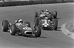 Jack Brabham tätt följd av Jim Clark och Denny Hulme.