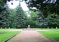 Gedenkstätte über Massengräbern auf Johannisfriedhof (2009)