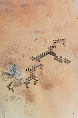 Luchtfoto Kufra. Cirkelirrigatie is duidelijk zichtbaar.