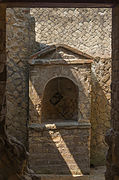 Lararius altar Herculaneum.jpg