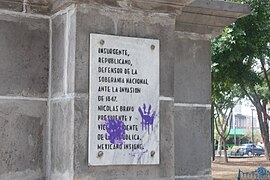 Placa del monumento a Nicolás Bravo con pinta feminista 01.jpg