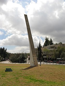 סולם יעקב, הכניסה לשכונה מרחוב הרצוג