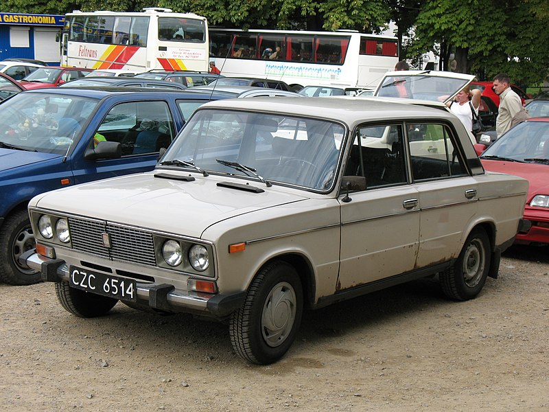 File:Beige VAZ-2106 in Częstochowa, Poland.jpg