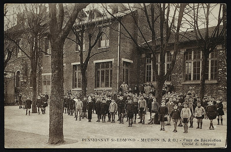 File:Carte postale - Meudon - Pensionnat St-Edmond - Cour de Récréation.jpg