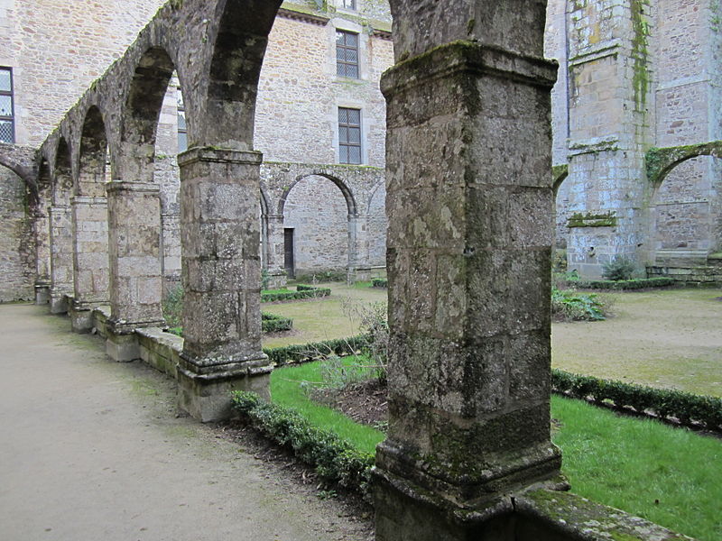 File:Cloitre de l'abbaye Saint-Magloire de Léhon (2).JPG