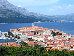 Mesto Korčula, v ozadju polotok Pelješac