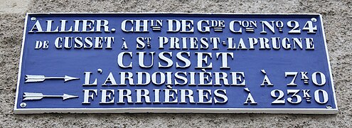 Plaque d'avant son classement en route nationale 495 à Cusset