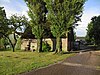 Boerderij op het erf van nr 11, thans als schuur gebruikt, met rieten zadeldak. Puntgevel met vlechtingen, toppilaster op gebeeldhouwde kraagsteen in de vorm van een engelenkopje, geblokte ontlastingsbogen