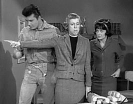 Screenshot van Max Baer Jr., Nancy Kulp en Sharon Tate in een aflevering van The Beverly Hillbillies