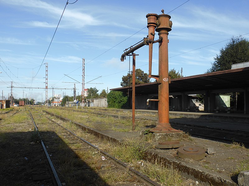 File:Aguada o grúa de agua, del año 1885, en la estación de Temuco. Región de La Araucanía, Chile.jpg