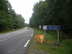 Traversant la forêt de la Boucharde avec panneau indiquant l'entrée dans le département de l'Allier