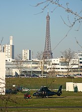Vue d'un SA365 Dauphin sur l'héliport de Paris - Issy-les-Moulineaux en 2008.