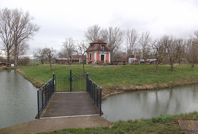 File:Weiherhäuschen (Burgstall Ipsheim) - panoramio.jpg