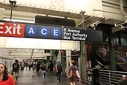 De voetgangerstunnel naar 42nd Street-Port Authority Bus Terminal