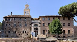 Kyrkans exteriör vid Via dei Fori Imperiali.