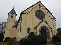 Kirche (Teile zwischen 1150 und 1200 erbaut) mit romanischem Westturm