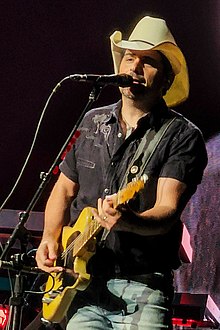 Brad Paisley performing at Caesars Windsor, 2022-05-29 05 (cropped).jpg