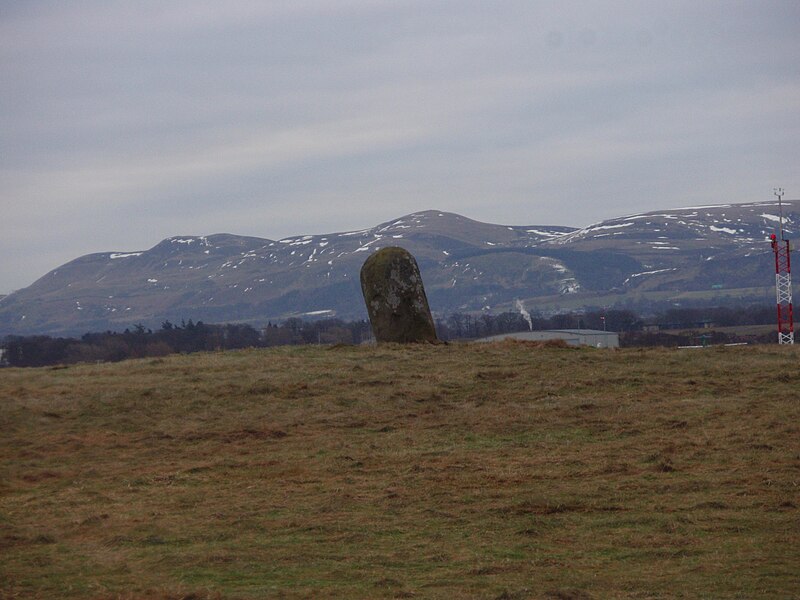 File:City of Edinburgh - Catstane, inscribed stone and long cist cemetery 690m E of Carlowrie - 20110102122436.jpg