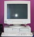 Un ordinateur avec boîtier au format horizontal des années 1990.