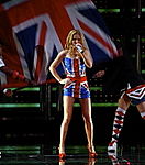 Halliwell i en ny utgåva av Union Jack-klänningen under Return of the Spice Girls Tour.