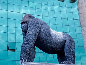 Gorillastatue vor einem Einkaufszentrum in Kigali