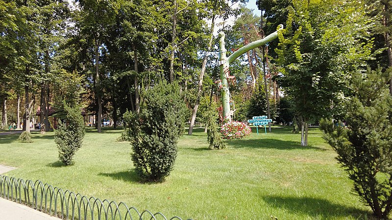 File:Park Gorkogo 105.jpg