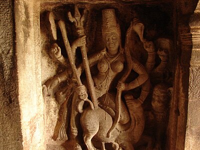 Reliev skulpturor në tempullin-shpellë Ravana Phadi.