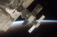 „Союз ТМА-9“ и „Прогрес М-59“ (на заден план), снимани от борда на „Дискавъри“, мисия STS-116 на фона на земния хоризонт