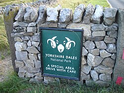 Znak národního parku Yorkshire Dales